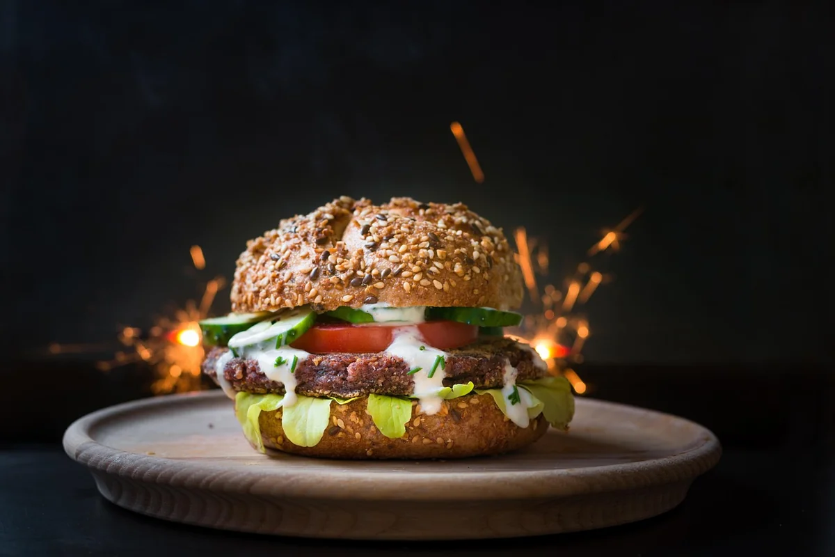 Comparatif nutritionnel : burger de bœuf contre burger végétal maison